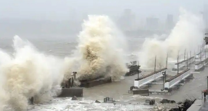 Cyclone Tauktae: INS Kochi reaches Mumbai harbour, 184  personnel rescued from Barge P305